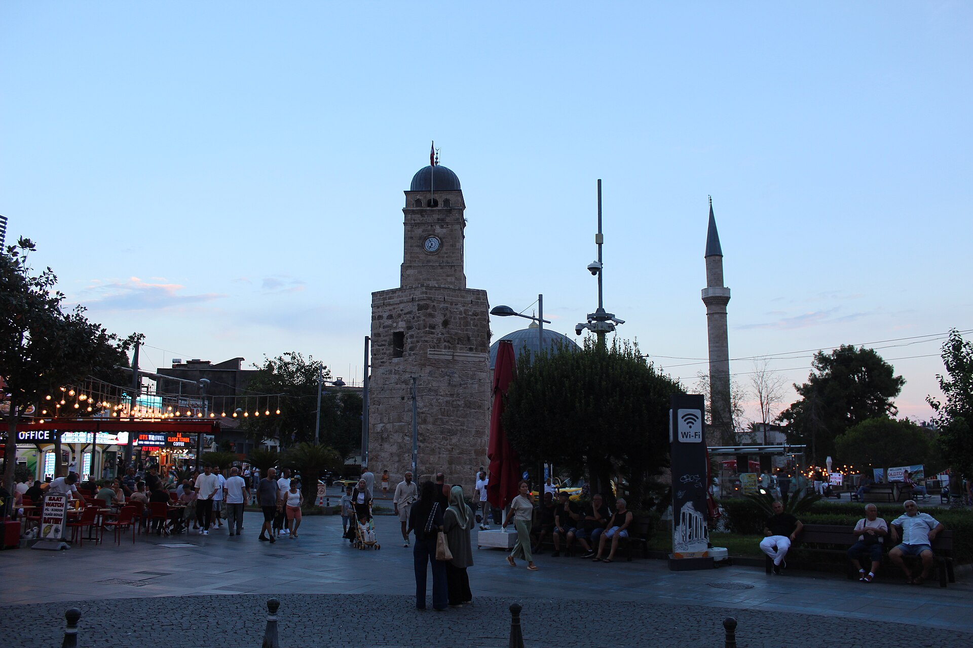 Antalya'nın simgelerinden Saat Kulesi ve çevresindeki tarihi Kaleiçi girişi