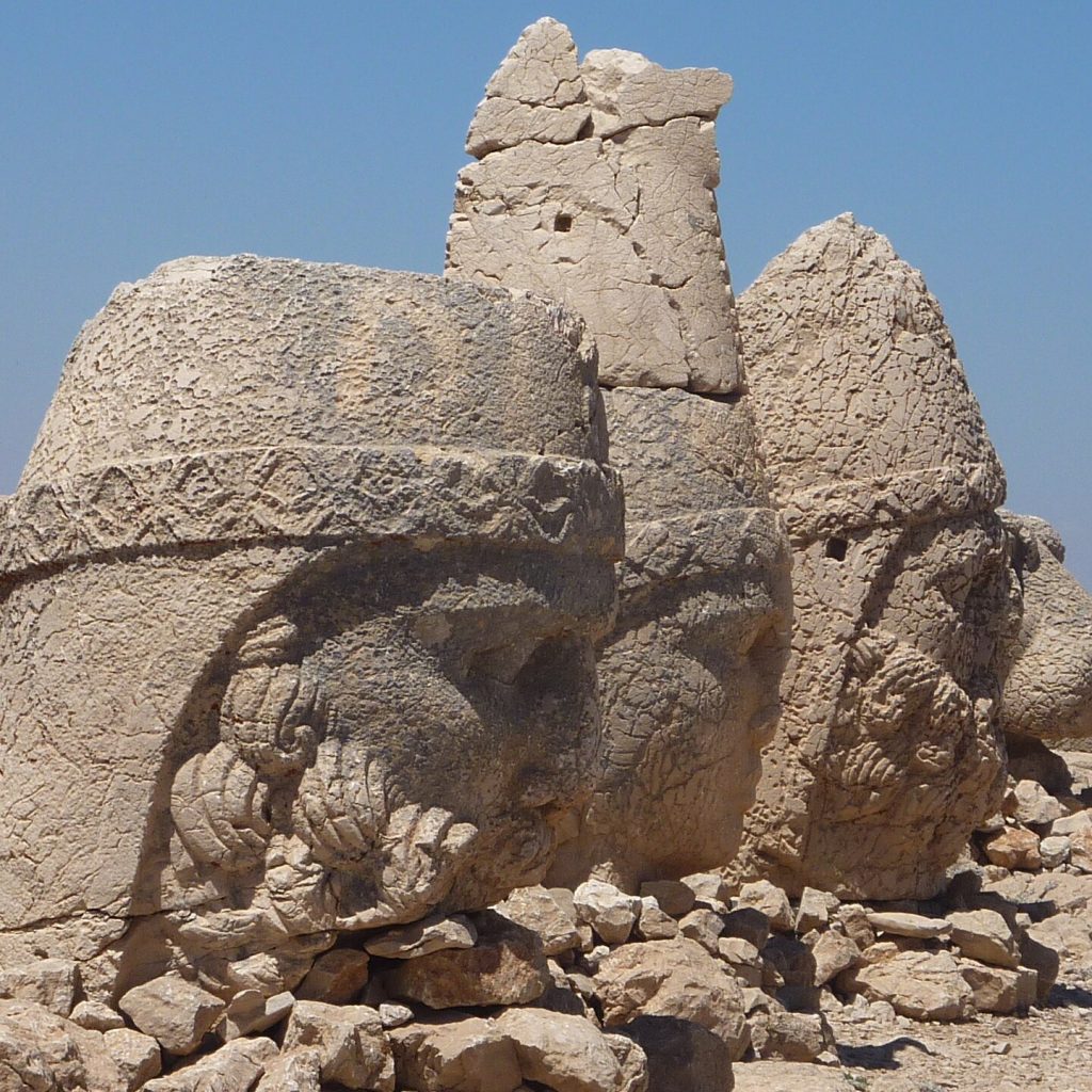 Adıyaman Nemrut Dağı zirvesindeki devasa taş heykellerin gün ışığındaki genel görünümü