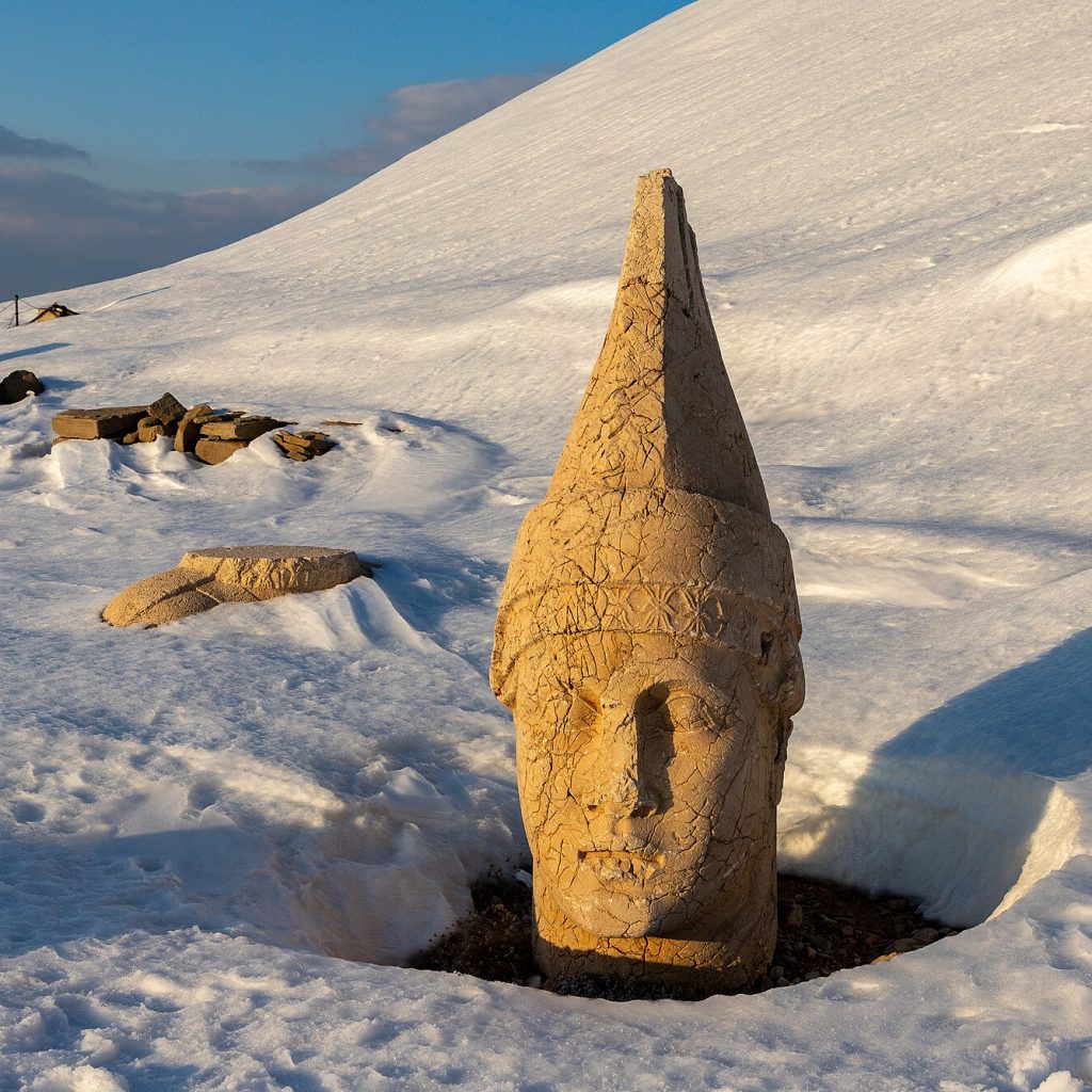 Adıyaman'daki Nemrut Dağı zirvesinde sıralanmış antik tanrı heykellerinin kesik başlarının görünümü