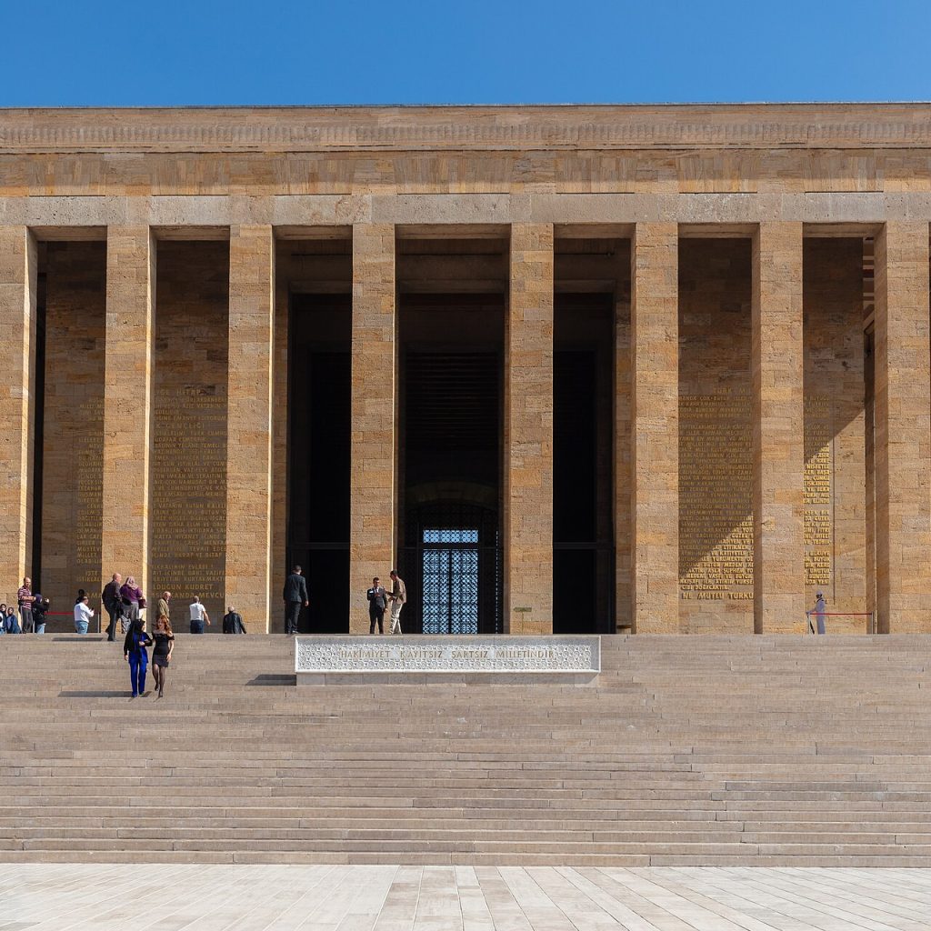Ankara'daki Anıtkabir'in taş sütunlarla çevrili anıt mezar binasının görkemli cephesi