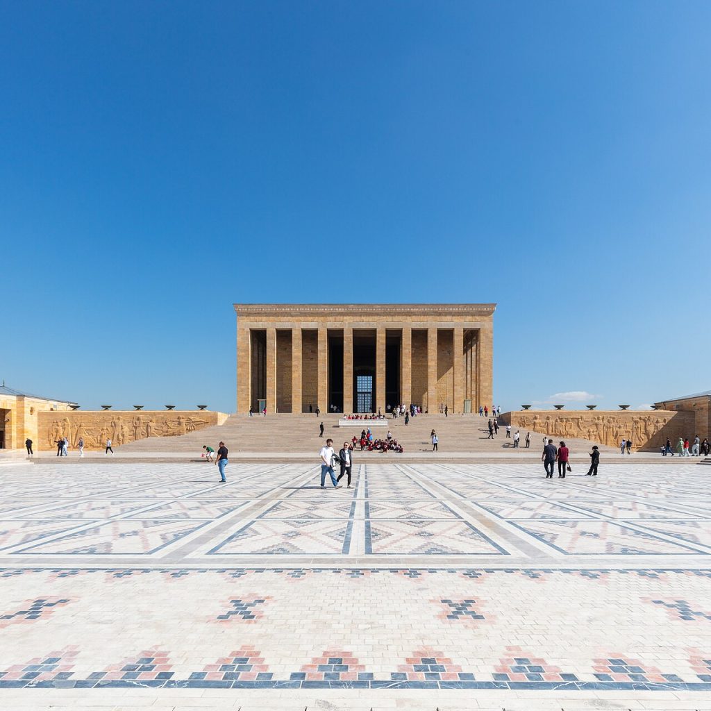 Ankara'daki Anıtkabir kompleksinin taş döşeli geniş tören meydanı ve çevresindeki sütunlu galerileri