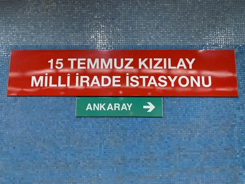 Mercure Ankara Kızılay'ın bulunduğu meydandaki metro istasyonu tabelası ve giriş noktası