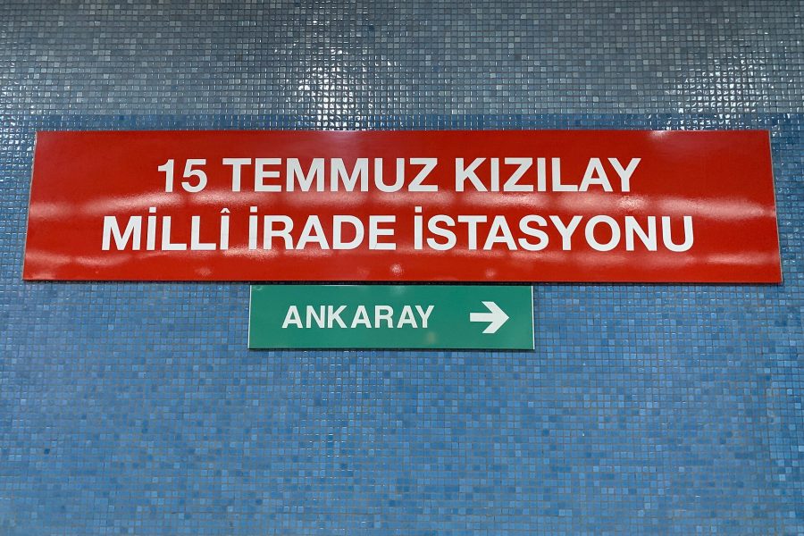 Mercure Ankara Kızılay'ın bulunduğu meydandaki metro istasyonu tabelası ve giriş noktası