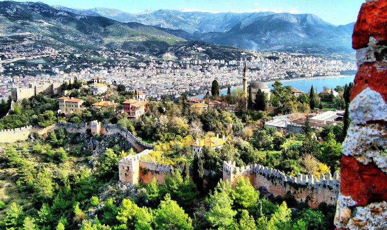Ramada Plaza Antalya — Antalya iline bağlı Alanya ilçesinde kaleden Akdeniz kıyısına bakan geniş bir manzara