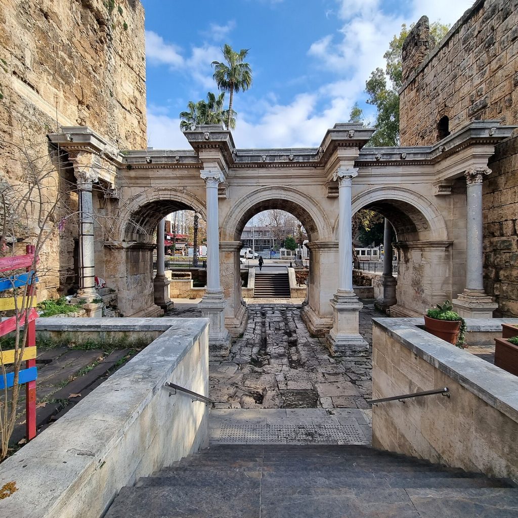 Antalya'nın tarihi kalesinde Roma döneminden kalma üç kemerli Hadrianus Kapısı'nın mermer ön cephesi