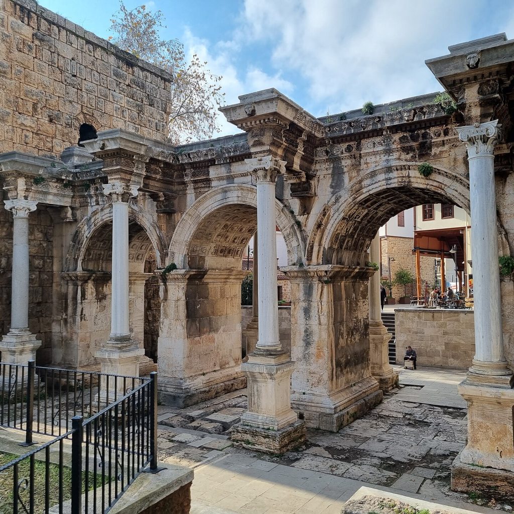 Antalya'daki Hadrianus Kapısı'nın oyma detaylarla süslü mermer sütunlarının ve kemerlerinin yakın görünümü