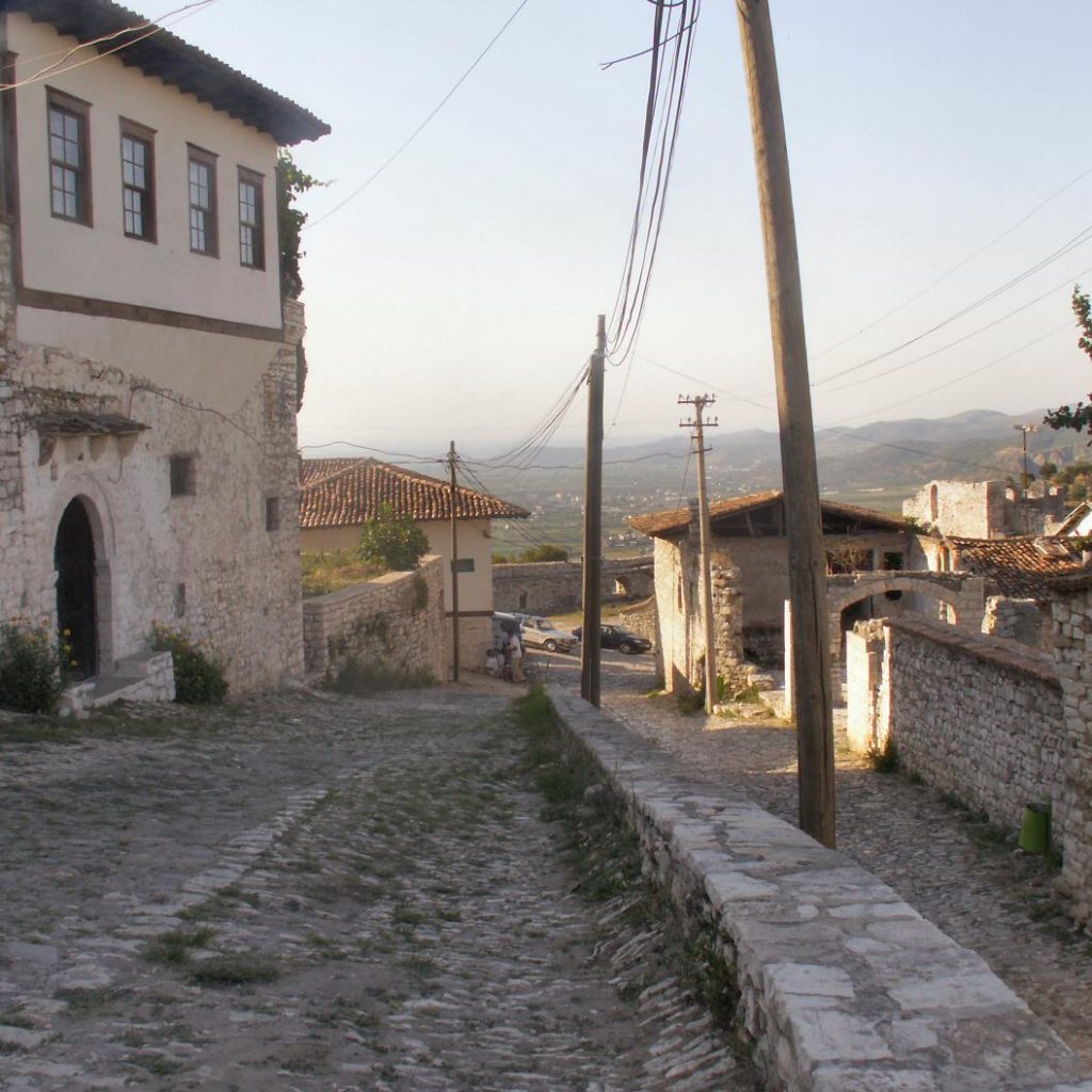 Arnavutluk'un Berat şehrinde tepe yamacına dizilmiş beyaz cepheli tarihi evlerin görünümü