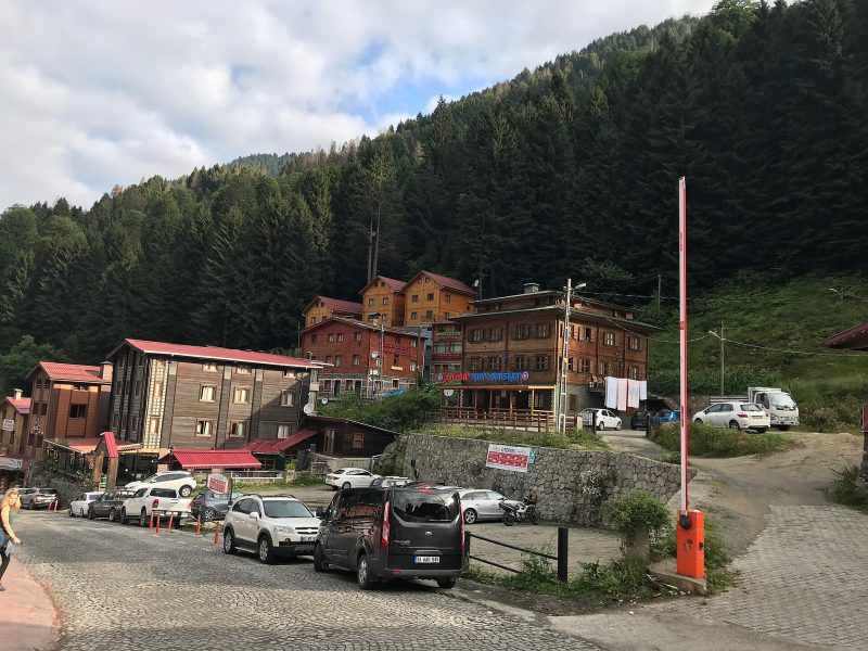 Kaçkar Resort Hotel'in bulunduğu Rize'deki Ayder Yaylası'nın sisli yeşil vadi görünümü