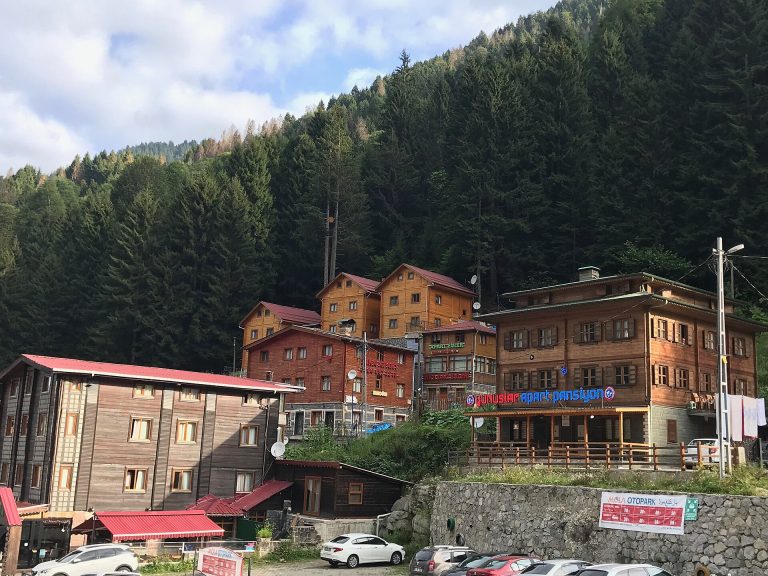 Kaçkar Resort Hotel Ayder — Kaçkar Dağları eteklerinde yer alan Ayder Yaylası'nın bulutlarla kaplı vadi görünümü