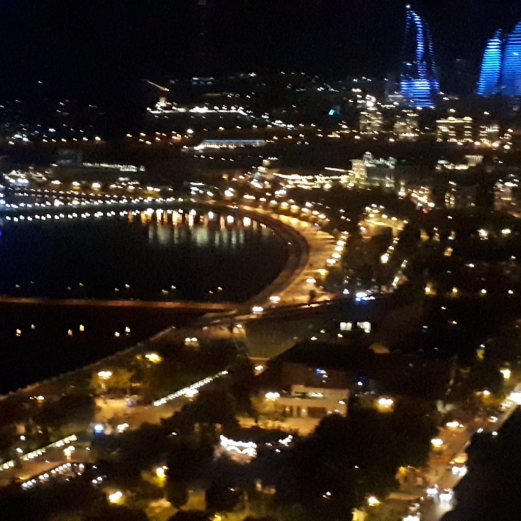 Azerbaycan'daki Alev Kuleleri'nin mavi ışık gösterisiyle aydınlatılmış gece görünümünün detayı