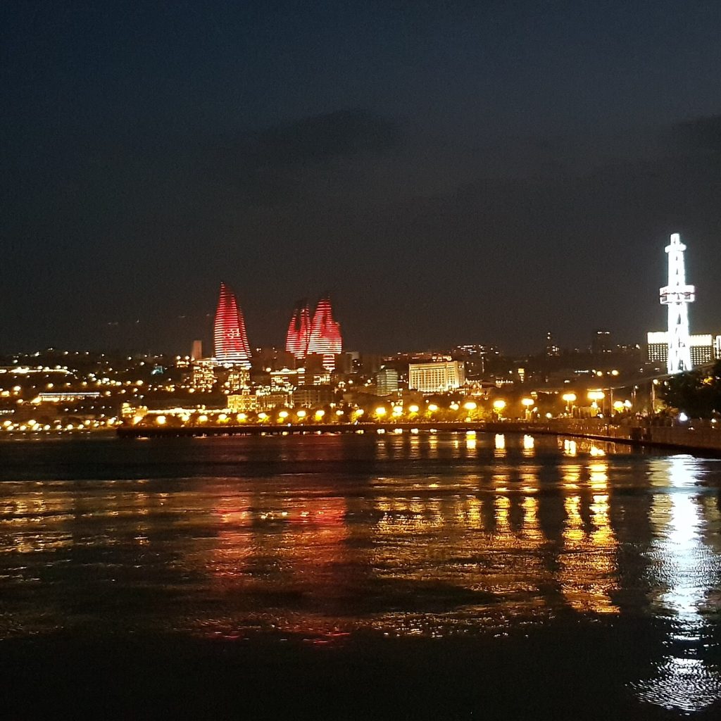 Azerbaycan'ın başkenti Bakü'de gece kırmızı ışıklarla aydınlatılmış Alev Kuleleri'nin görünümü