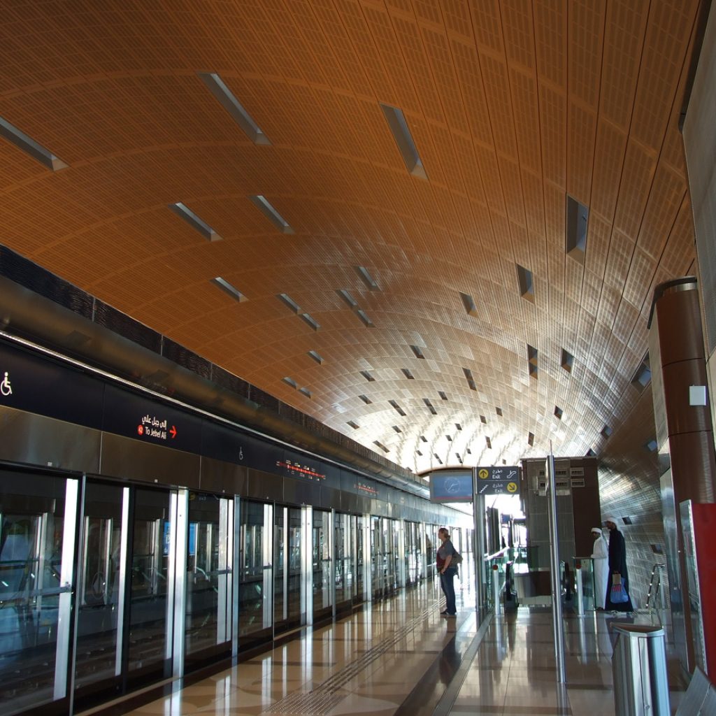 Dubai Turu güzergahındaki Dubai Mall Metro İstasyonu çevresinden Burj Khalifa'nın gökdelen silüeti