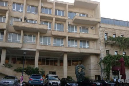 Bakü Turu güzergahındaki İçerişehir'in dar sokaklarında yer alan tarihi taş binalardan biri