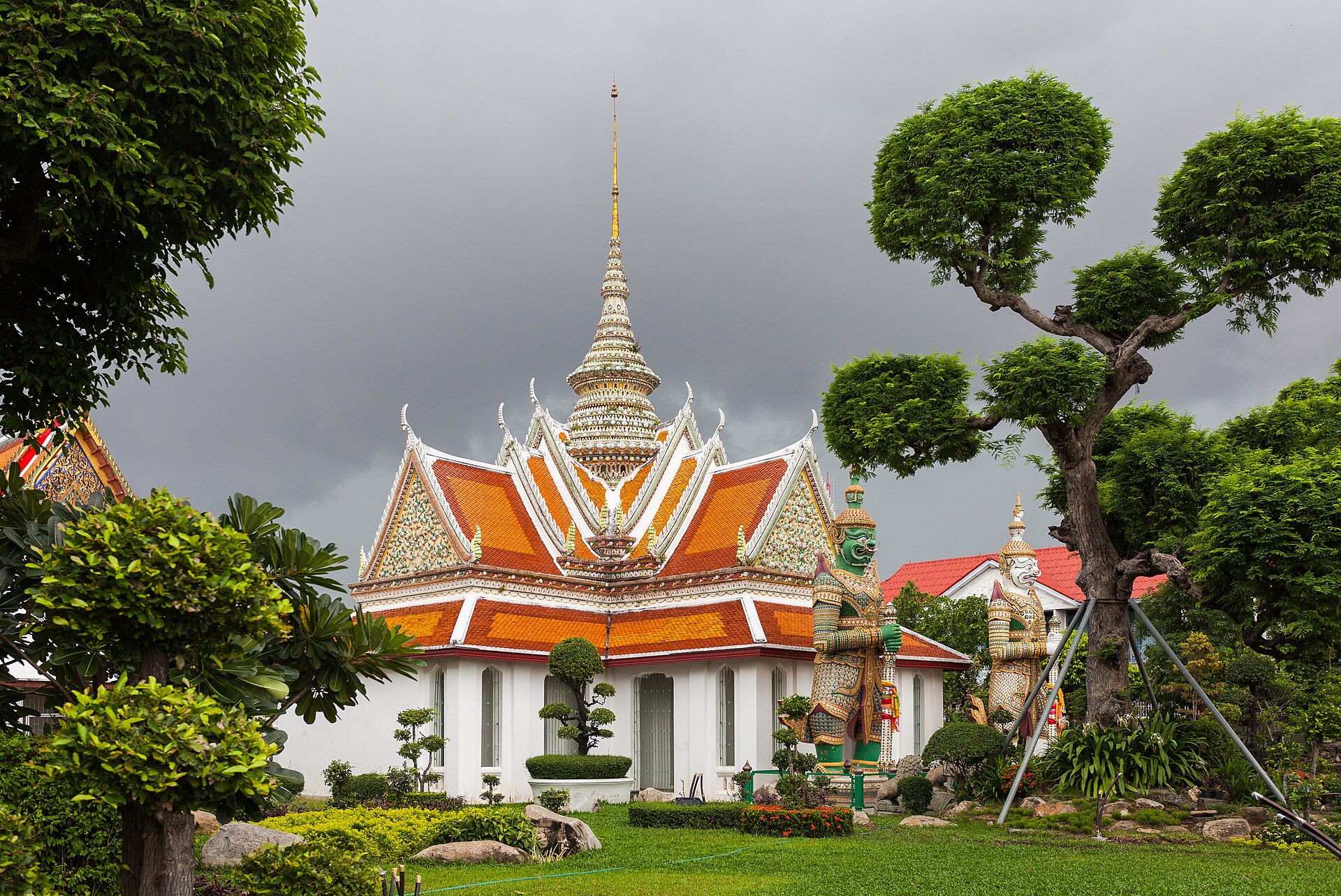 Tayland Phuket Turu kapsamında görülen Wat Arun Tapınağı'nın merkezindeki yüksek Khmer tarzı kulenin görünümü