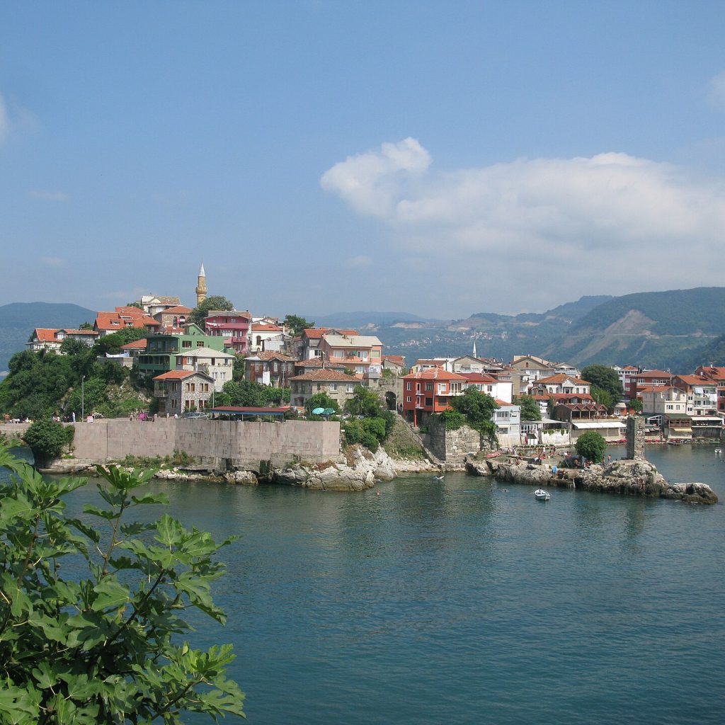 Bartın'daki Amasra Kalesi'nin küçük bir adadan çekilmiş taş surlarıyla genel manzarasının görünümü