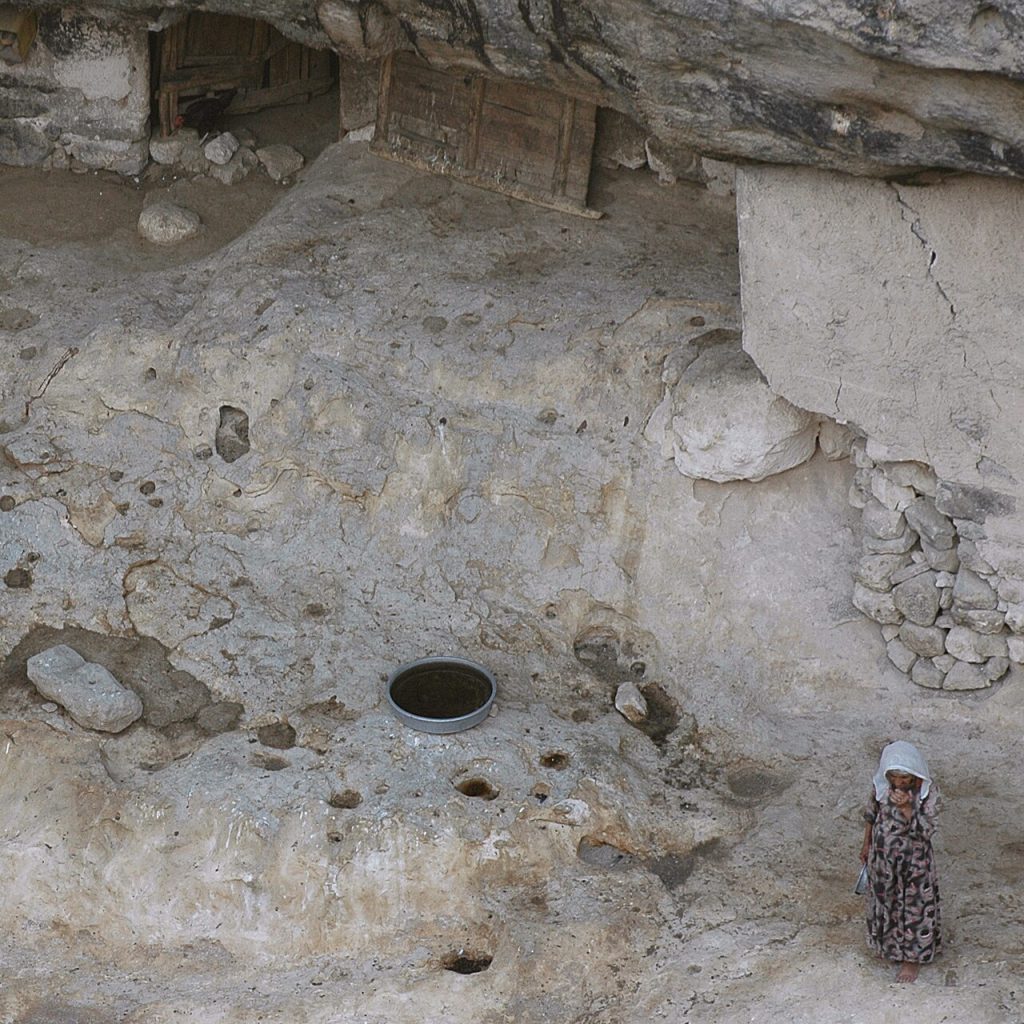 Batman'ın Hasankeyf ilçesindeki kayalıklara oyulmuş binlerce yıllık mağara evlerinin görünümü