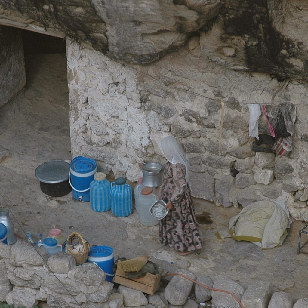 Batman'daki Hasankeyf kayalıklarında yer alan çok katlı mağara yerleşiminin yakın görünümü