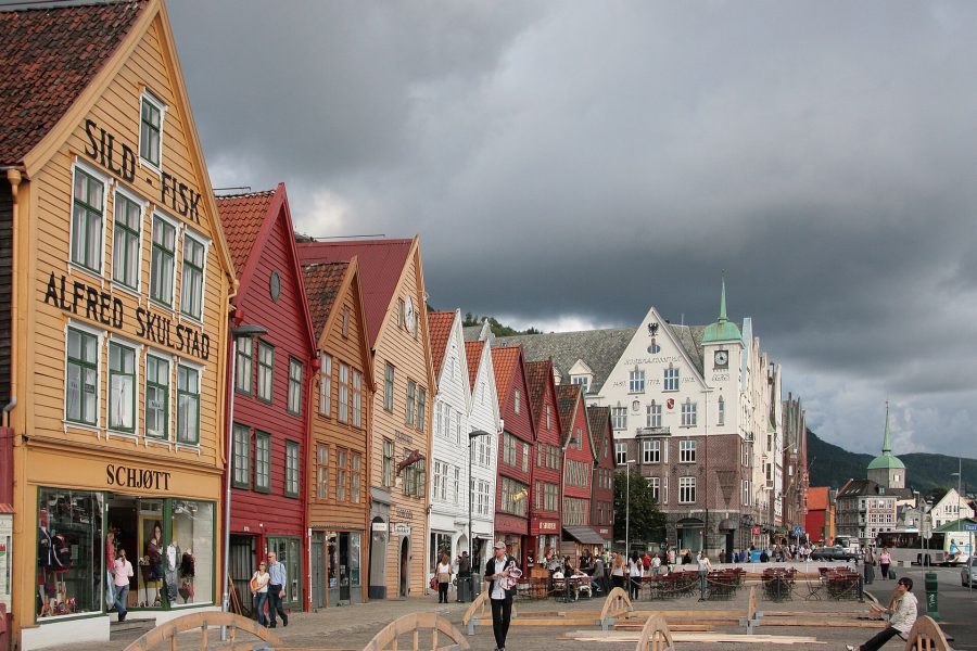 Norveç Turu'nda ziyaret edilen Bergen Bryggen bölgesinin liman kıyısındaki renkli ahşap evleri