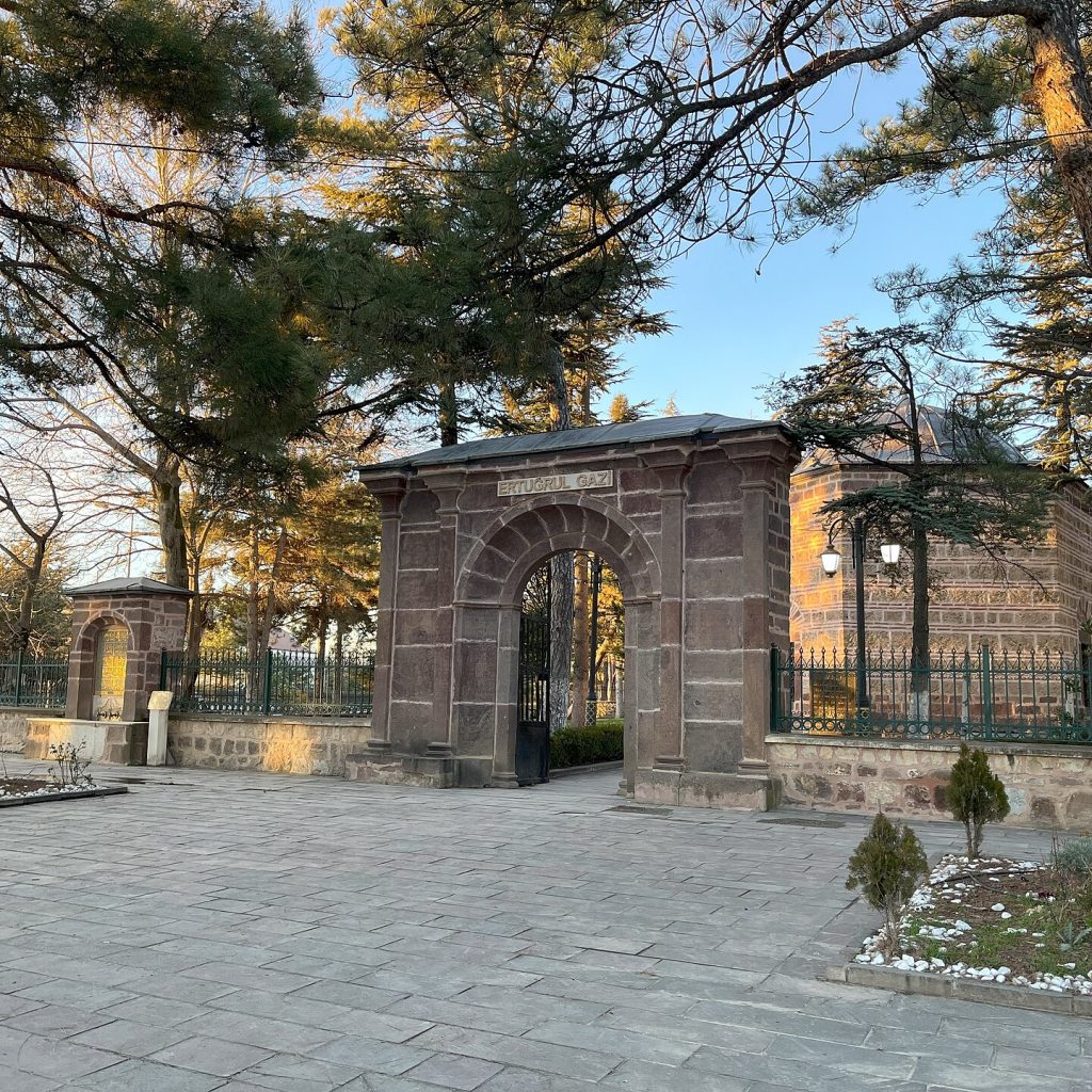 Bilecik'teki Ertuğrul Gazi Türbesi'nin taş duvarlarla örülü dış mimarisinin görünümü
