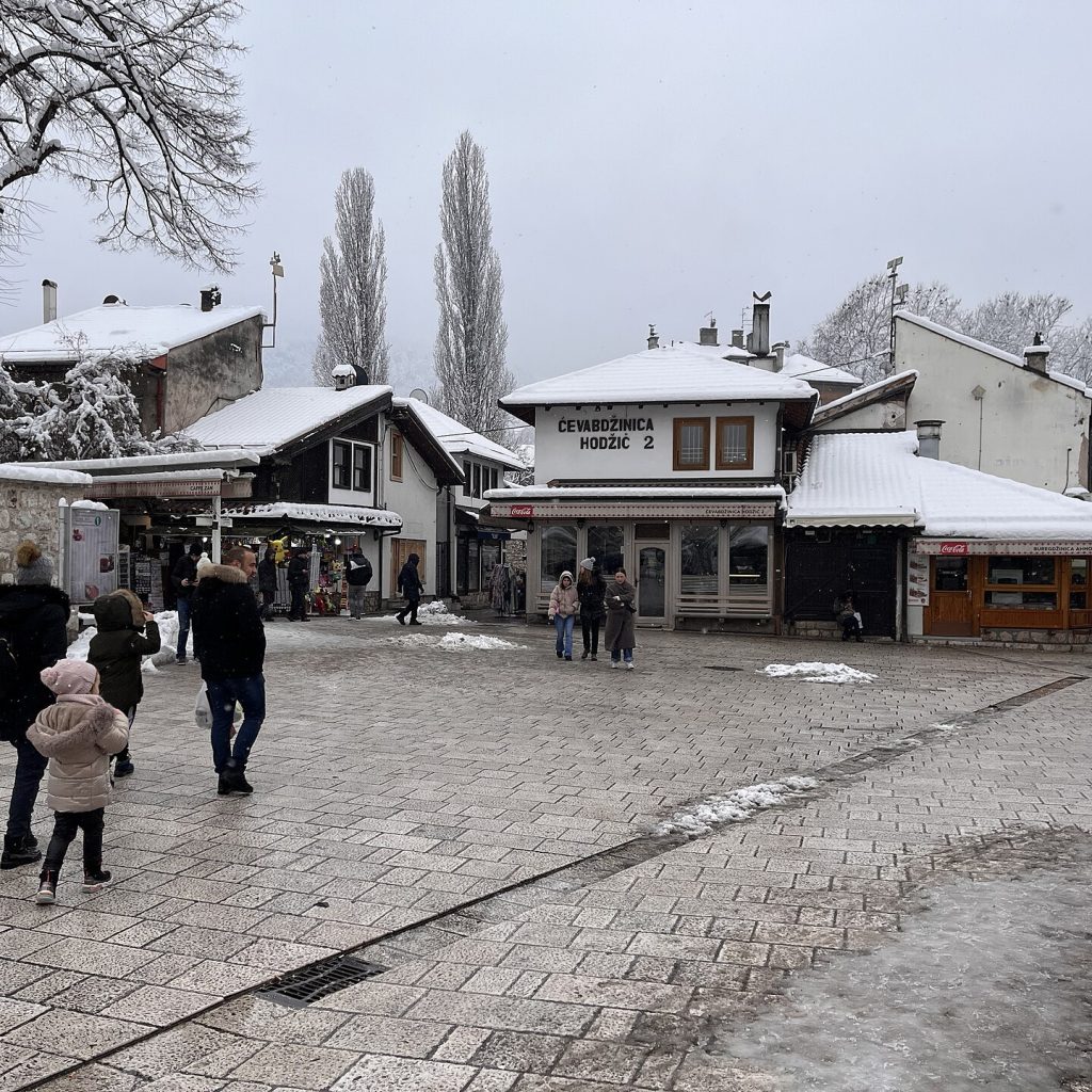Bosna-Hersek'in başkenti Saraybosna'daki tarihi Baščaršija çarşısının dar sokaklarının görünümü