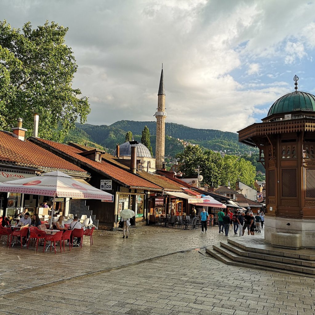 Bosna-Hersek'teki Saraybosna kentinin merkezinde yer alan Baščaršija meydanının genel görünümü