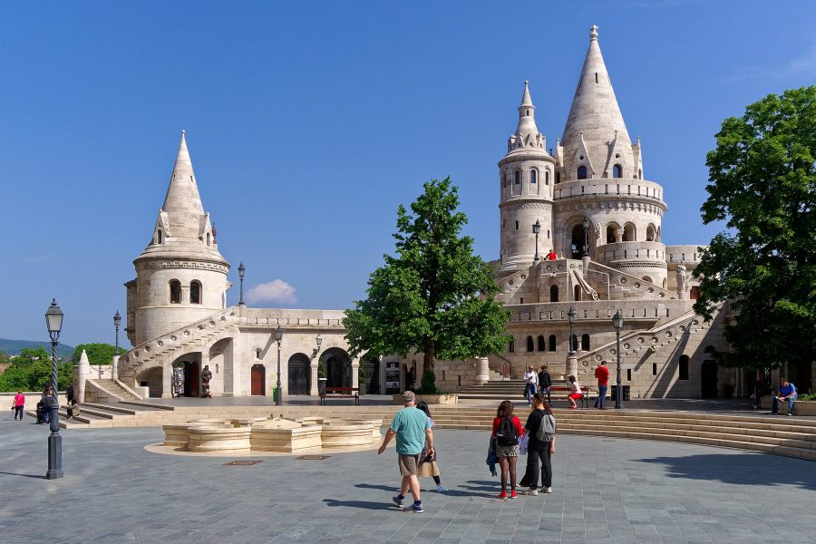 Orta Avrupa Turu'nda ziyaret edilen Budapeşte Balıkçı Tabyası'nın beyaz kuleleri ve teraslarından görünüm