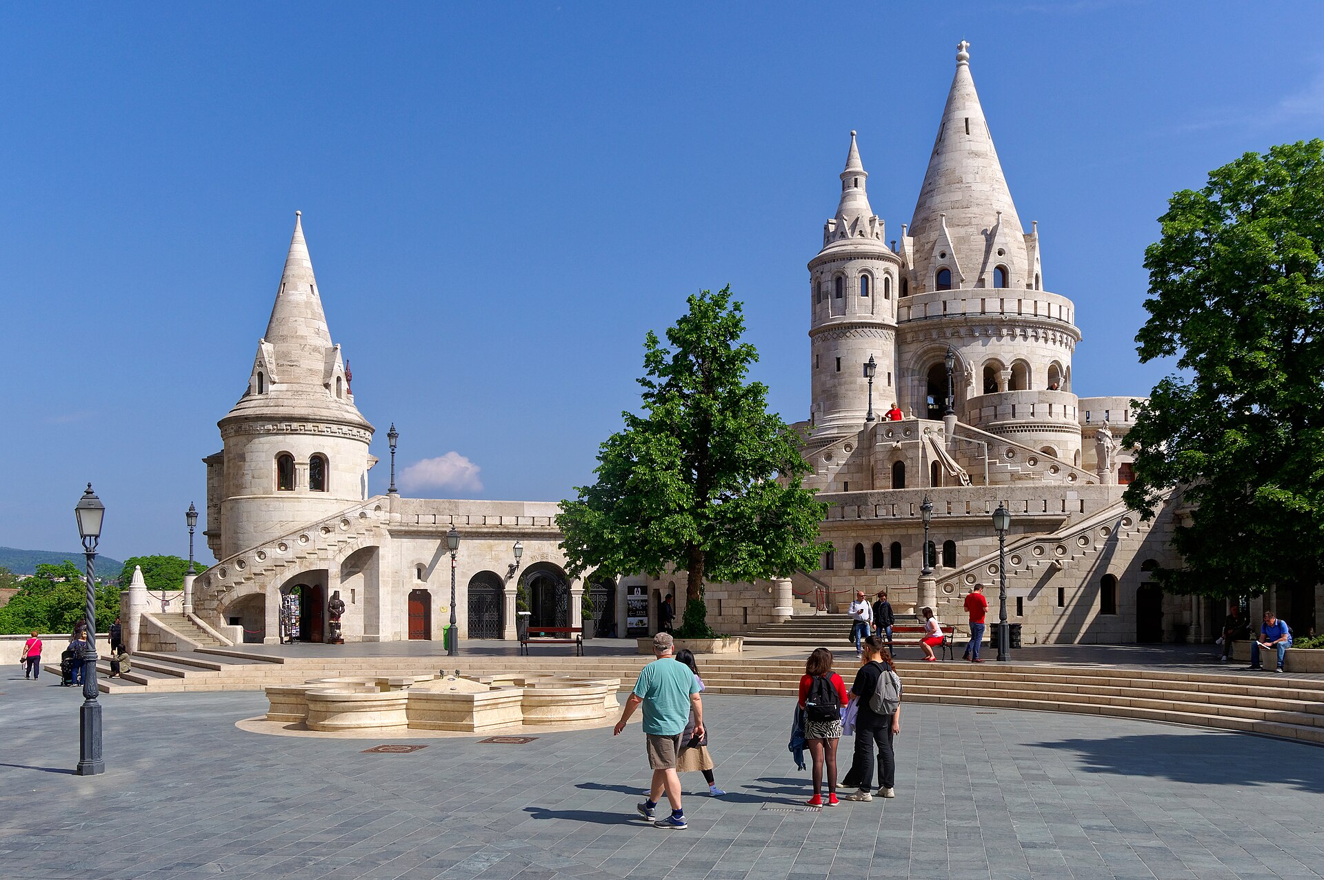 Orta Avrupa Turu rotasında ziyaret edilen Budapeşte Balıkçı Tabyası'nın beyaz kuleleri ve teraslarından görünüm