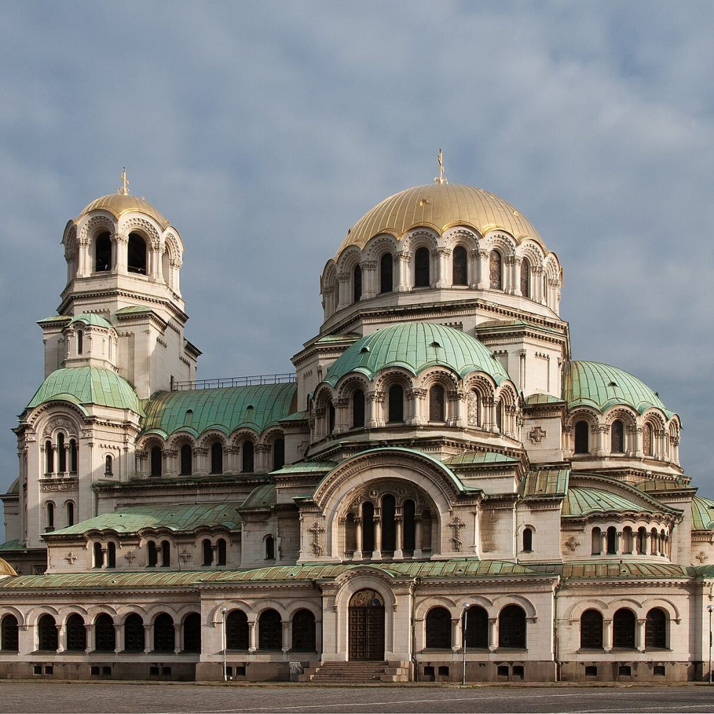 Bulgaristan'ın başkenti Sofya'da altın kubbeleriyle yükselen Aleksandr Nevski Katedrali'nin görünümü
