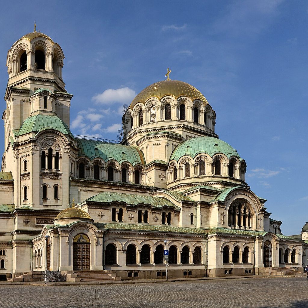 Bulgaristan'daki Aleksandr Nevski Katedrali'nin altın yaldızlı kubbelerinin yakın görünümü