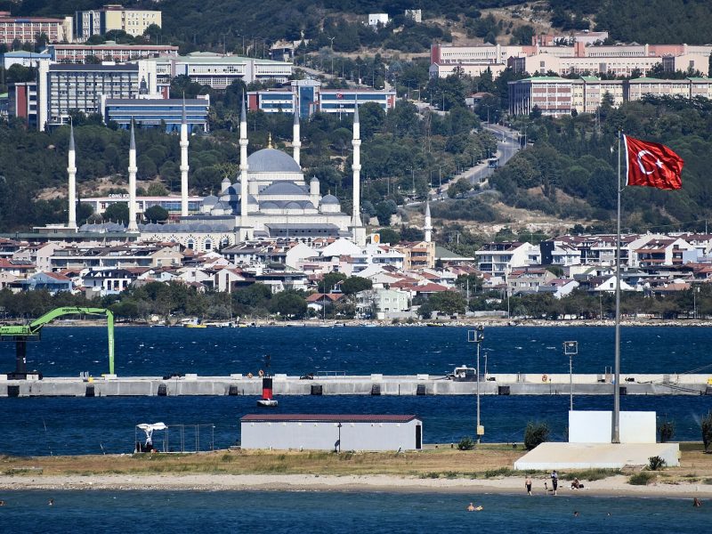 Çanakkale Boğazı kıyısından görülen tarihi caminin minaresi ve boğaz manzarası