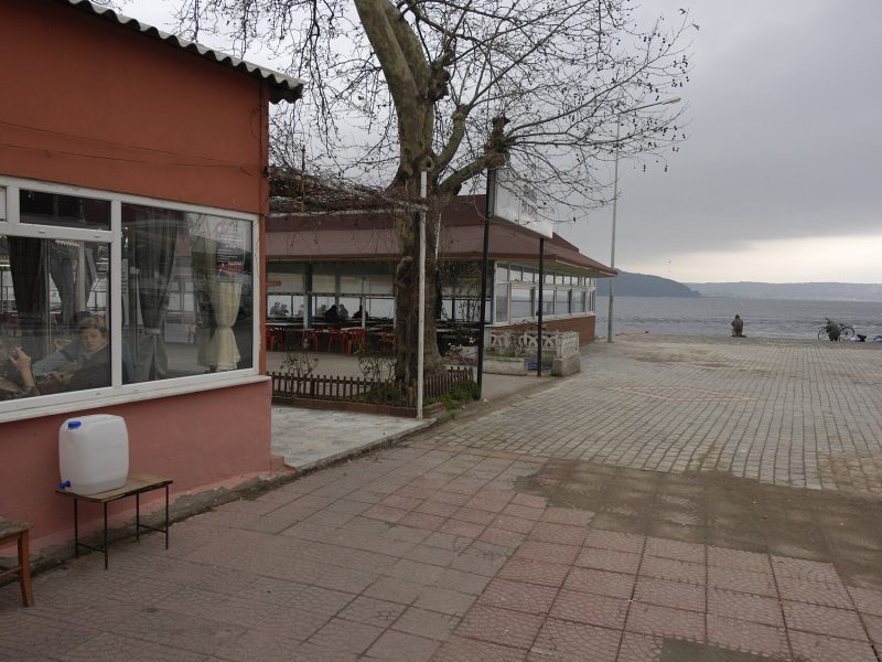 Akol Hotel'in bulunduğu Çanakkale'de Kordon boyu sahilinin deniz kıyısı yürüyüş alanı