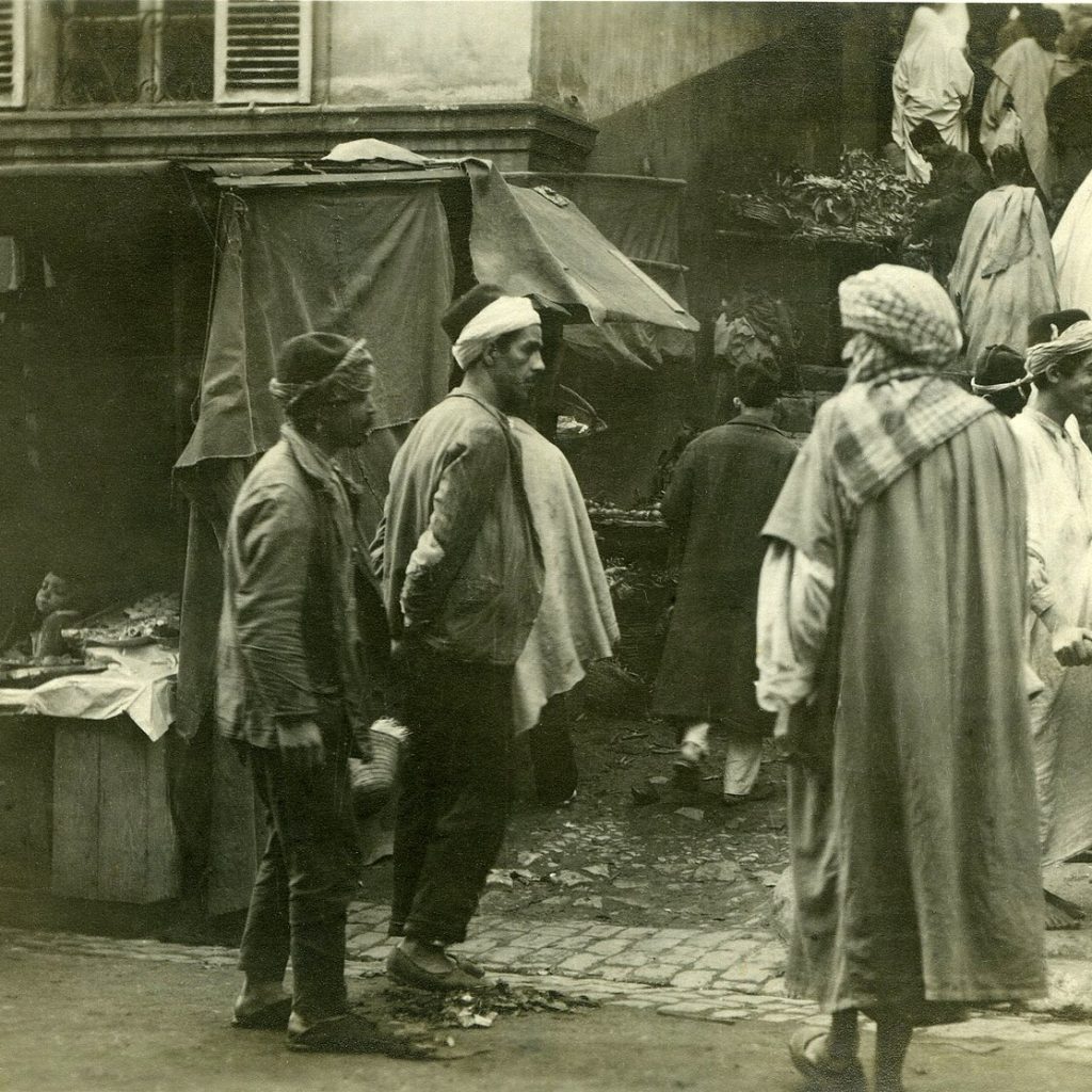 Cezayir başkentindeki Kasbah semtinin birbirine sarmal dar sokaklarının ve evlerinin görünümü