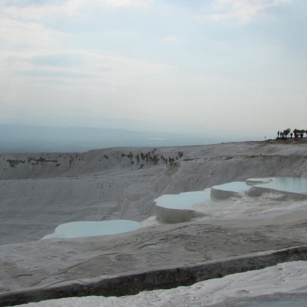 Pamukkale'deki traverten basamaklarının su birikintileriyle oluşan yakın plan detayı