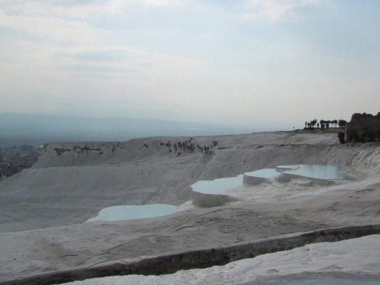 Richmond Pamukkale Thermal — Pamukkale'deki traverten basamaklarının su birikintileriyle oluşan yakın plan detayı