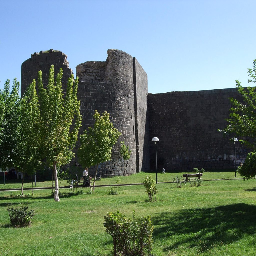 Diyarbakır'ı çevreleyen bazalt taşından örülü tarihi surların ve burçlarının görünümü