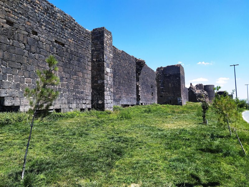 Mövenpick Diyarbakır'ın bulunduğu kentin UNESCO listesindeki bazalt taş surlarının görünümü