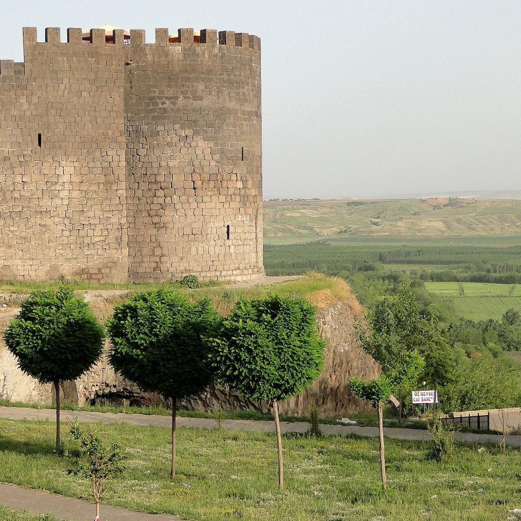 Diyarbakır'ın tarihi merkezini çevreleyen kara bazalt surların dıştan genel görünümü