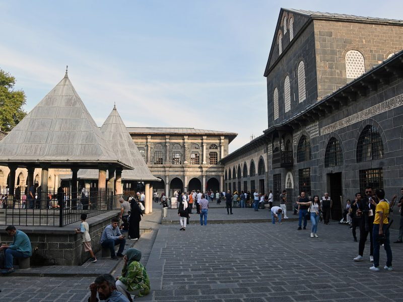 Hilton Garden Inn Diyarbakır'ın bulunduğu kentteki Ulu Camii'nin geniş taş avlusu