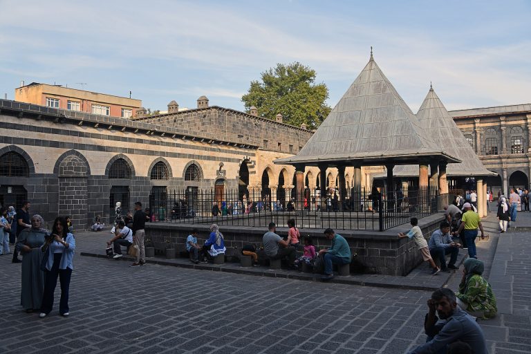 Hilton Garden Inn Diyarbakır — Diyarbakır kent merkezindeki Ulu Camii'nin siyah bazalt taşından yapılmış cephesi
