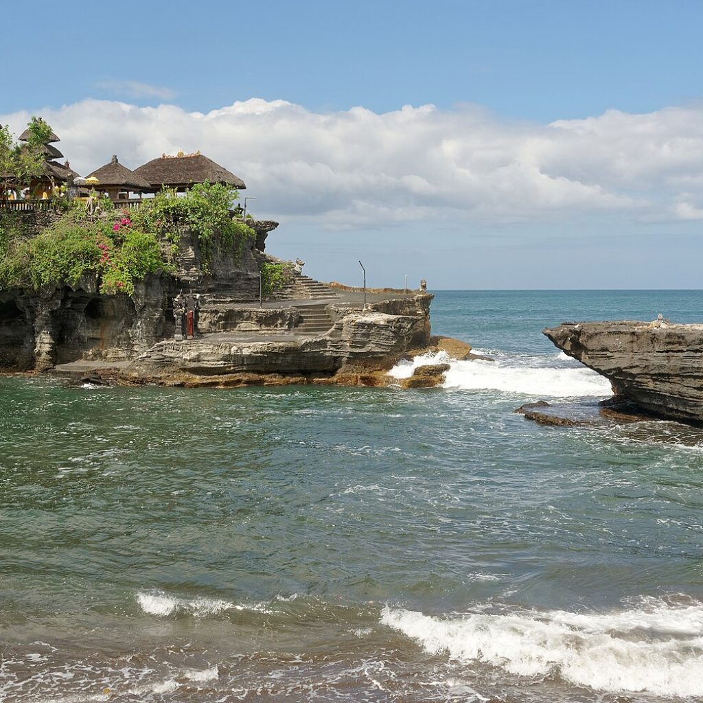 Bali Turu'nun uğrak noktası Tanah Lot Tapınağı'nın kayalık bir ada üzerindeki görünümü