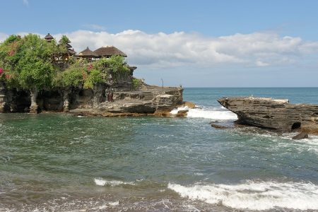 Bali Turu'nun uğrak noktası Tanah Lot Tapınağı'nın kayalık bir ada üzerindeki görünümü