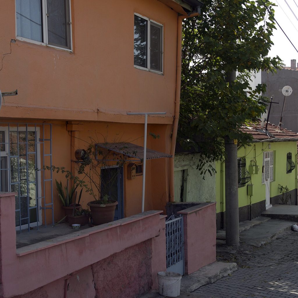 Eskişehir'deki Odunpazarı mahallesinin dar taş kaplı sokaklarının ve ahşap evlerinin görünümü
