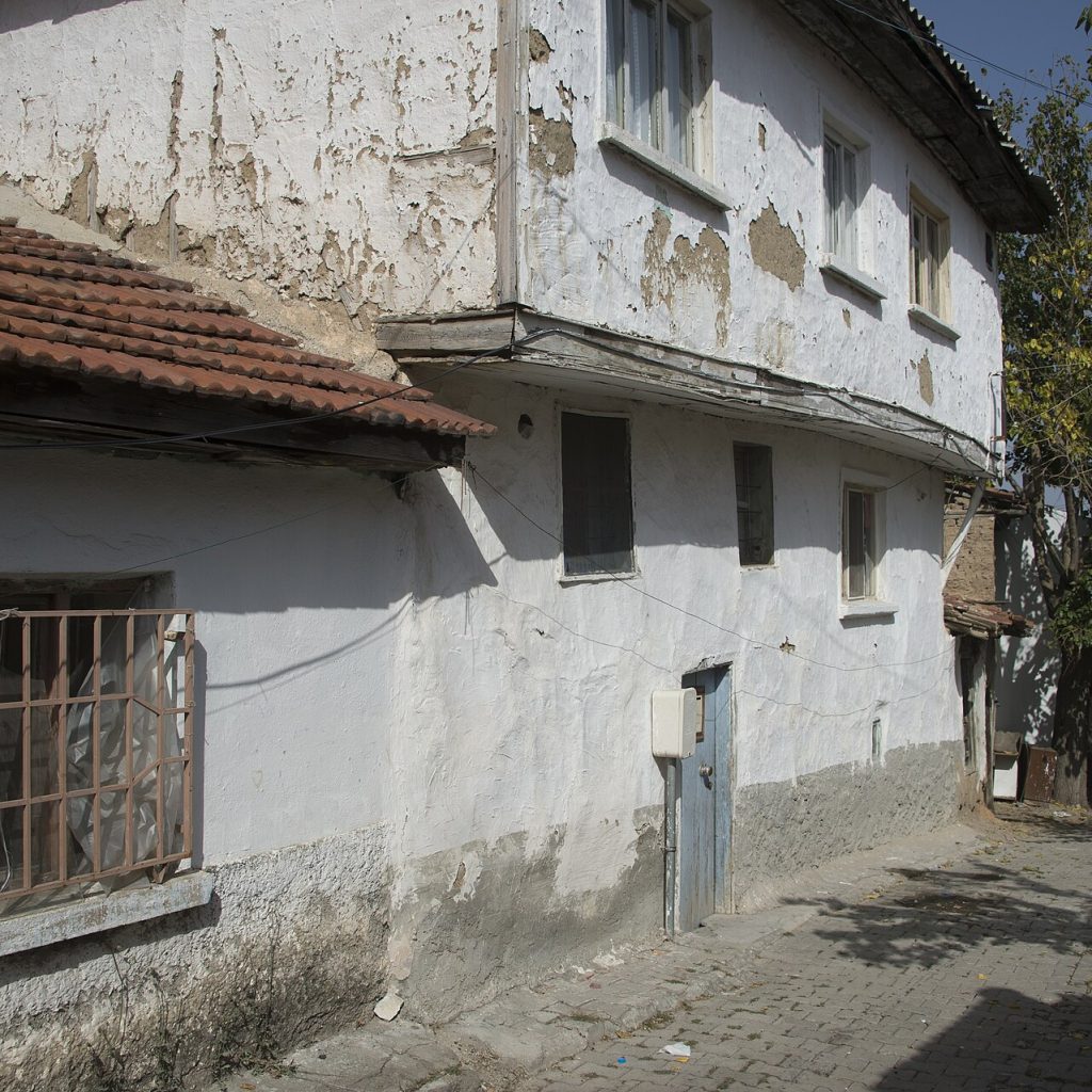 Eskişehir'in Odunpazarı semtindeki cumbalı ve renkli ahşap Osmanlı evlerinin sokak görünümü