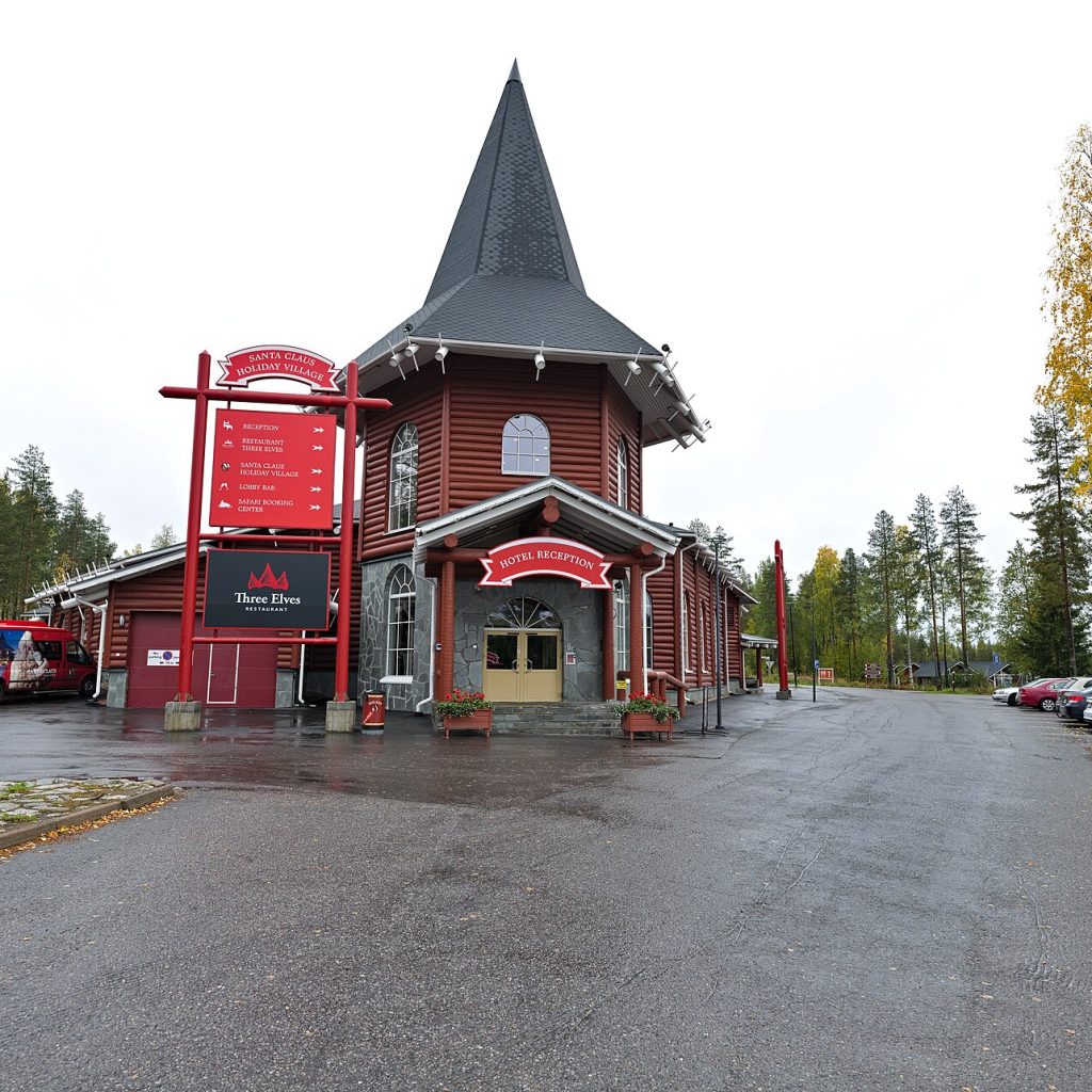 Finlandiya'nın Rovaniemi kentindeki Noel Baba Köyü'nde kardan yapılara bezeli ahşap evin görünümü