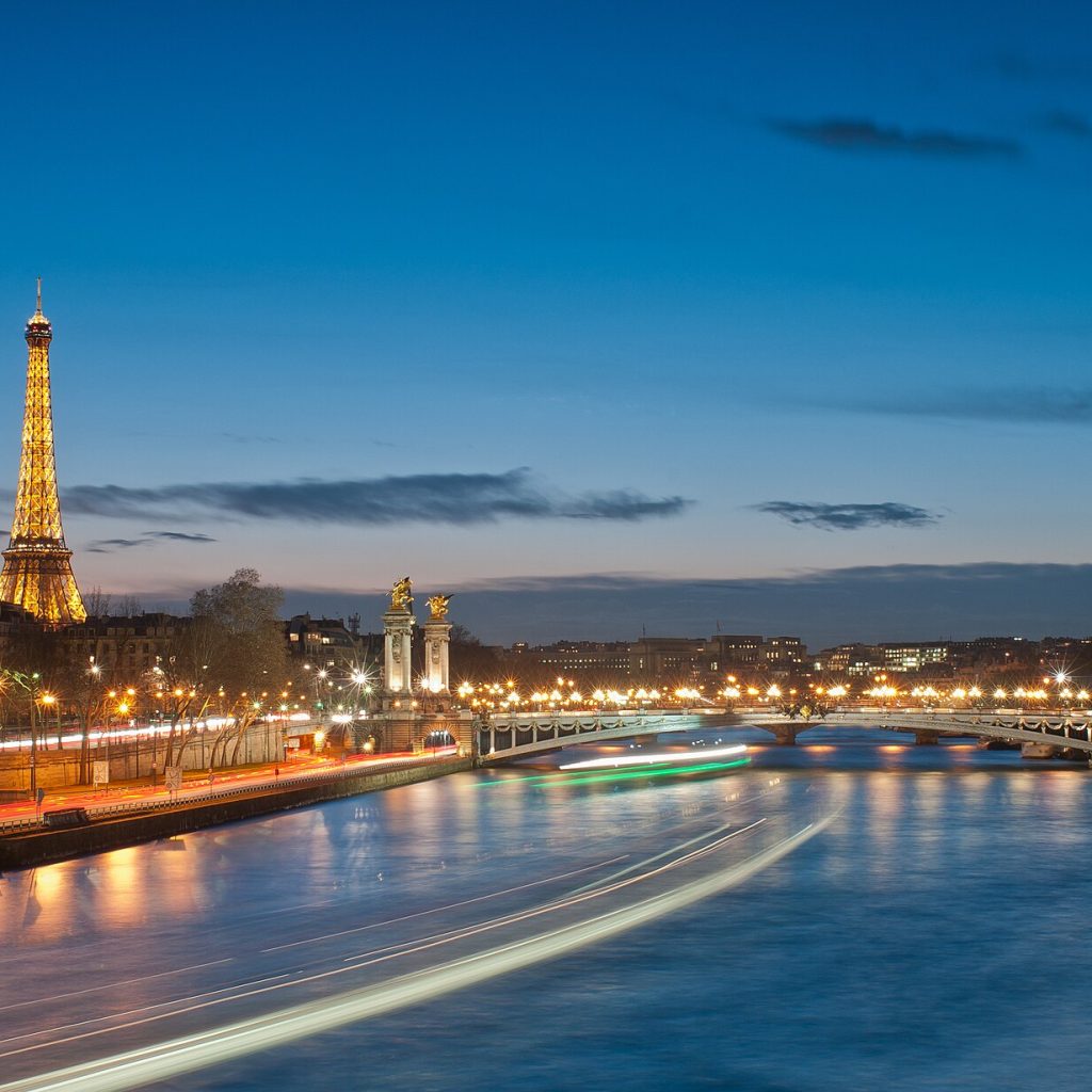 Paris Turu'nda ziyaret edilen Eyfel Kulesi'nin Alexandre III Köprüsü ile birlikte gece görünümü