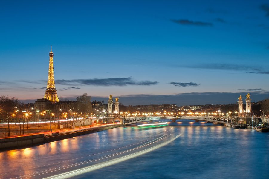 Paris Turu'nda ziyaret edilen Eyfel Kulesi'nin Alexandre III Köprüsü ile birlikte gece görünümü