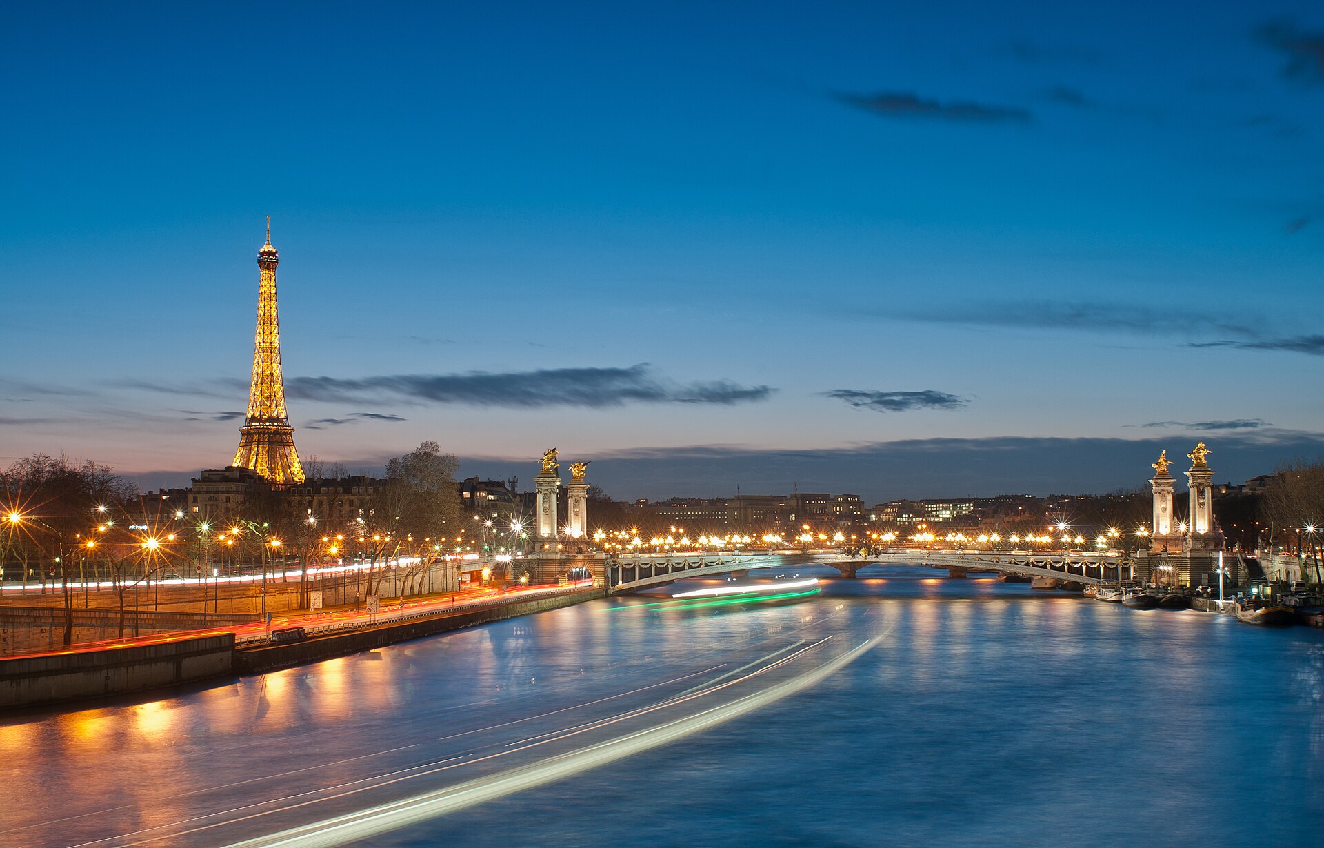 Paris Turu rotasında ziyaret edilen Eyfel Kulesi'nin Alexandre III Köprüsü ile birlikte gece görünümü