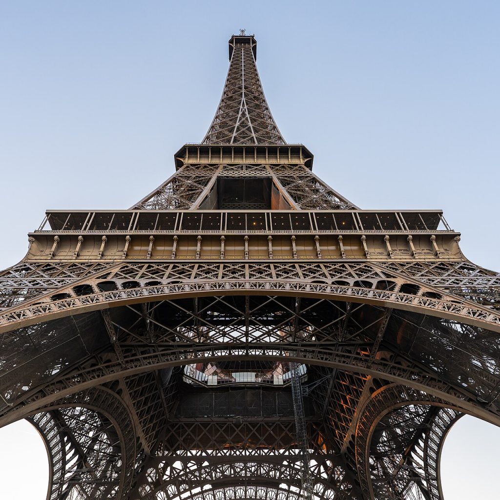 Paris Turu güzergahındaki Eyfel Kulesi'nin mavi gökyüzü altında gündüz vaktindeki genel görünümü