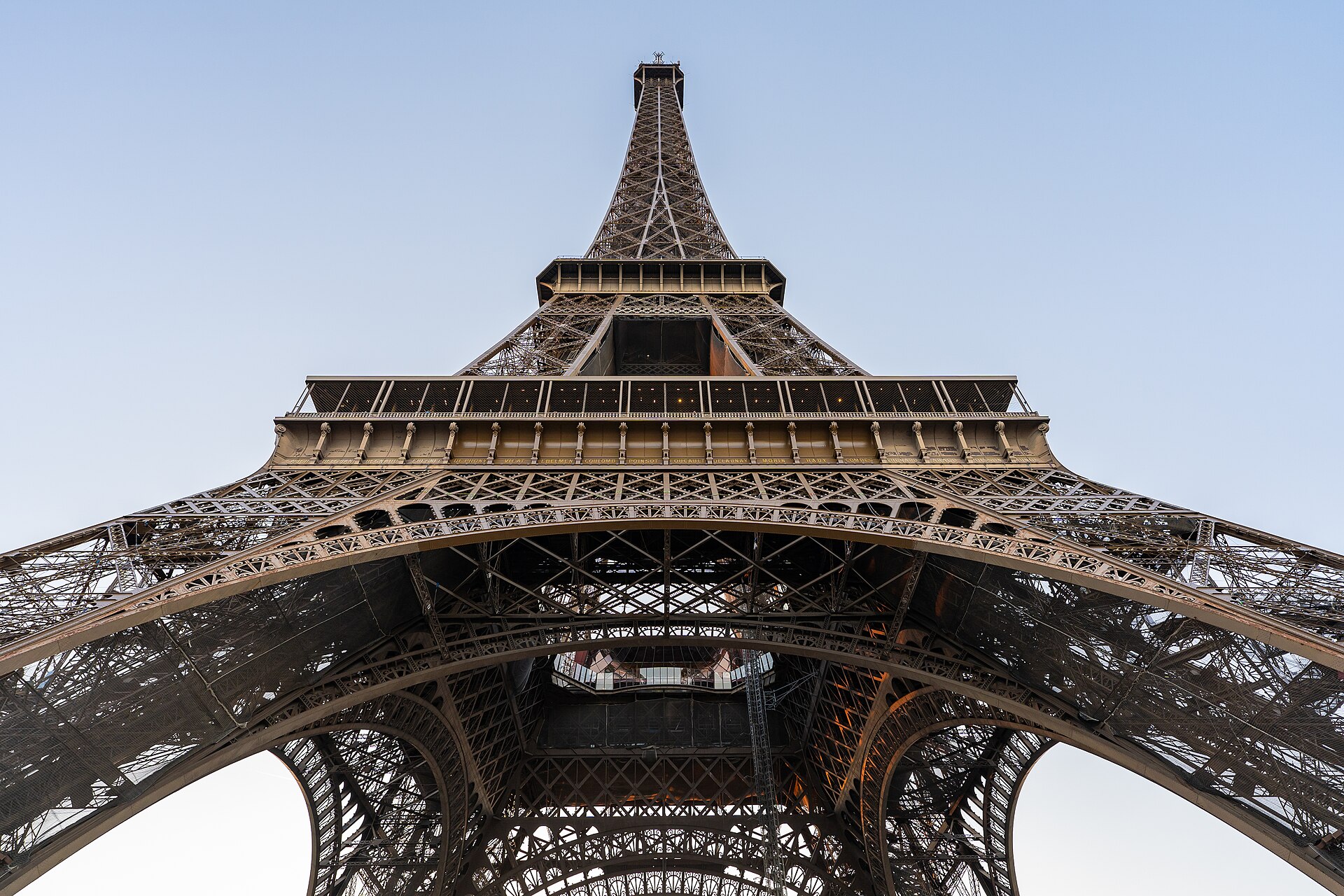 Paris Turu güzergâhındaki Eyfel Kulesi'nin mavi gökyüzü altında gündüz vaktindeki genel görünümü