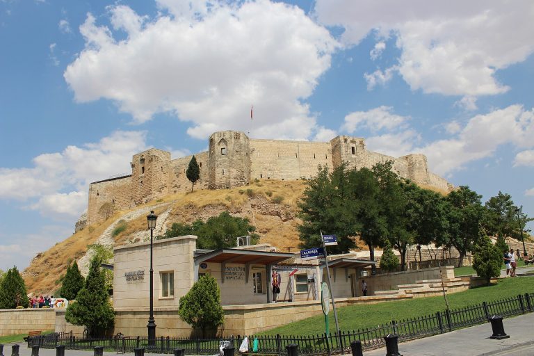 Divan Gaziantep — Gaziantep'in tarihi merkezinde yer alan kalenin restore edilmiş taş duvarları